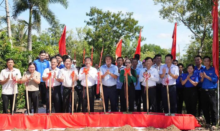 Các đại biểu thực hiện nghi thức khởi công đường giao thông nông thôn tại xã Đầm Dơi. Ảnh: Nguyễn Nguyên