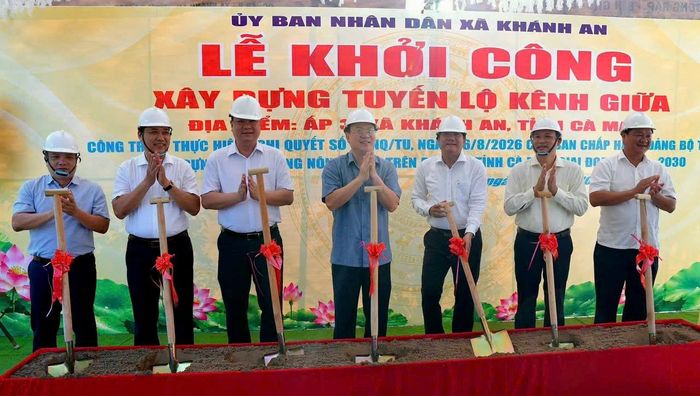 Các đại biểu thực hiện nghi thức khởi công đường giao thông nông thôn tại xã Khánh An. Ảnh: Nguyễn Nguyên