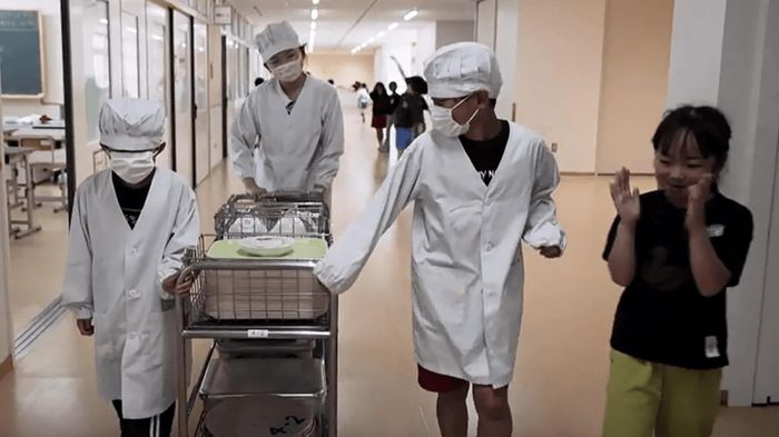 Các em học sinh sẽ cùng đẩy thức ăn đến từng lớp học. Ảnh: CBS News