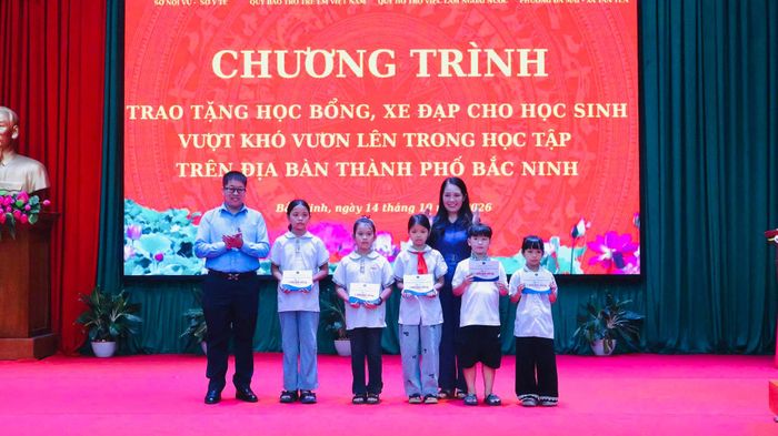 Phó giám đốc Sở Y tế thành phố Bắc Ninh Nguyễn Thanh Bình trao học bổng cho học sinh có hoàn cảnh khó khăn. Ảnh: Nguyễn Hằng