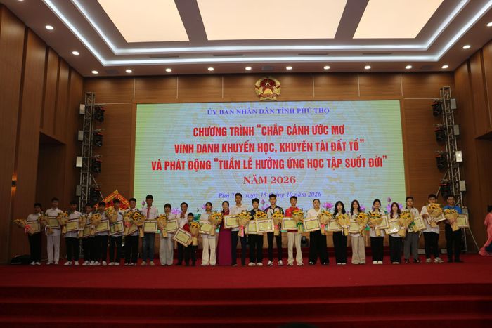Các em học sinh vinh dự được vinh danh và khen thưởng