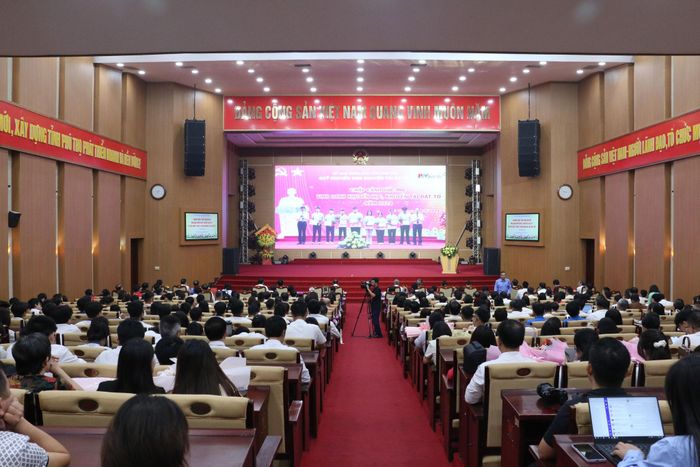Sự kiện thu hút nhiều đại biểu, thầy cô giáo, các em học sinh tham dự
