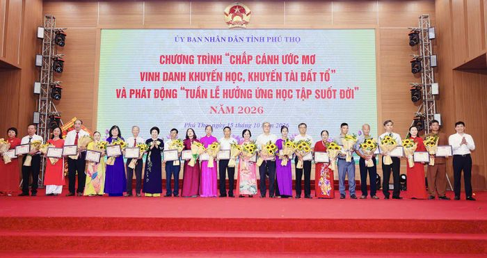 Vinh danh những người có nhiều đóng góp cho công tác khuyến học