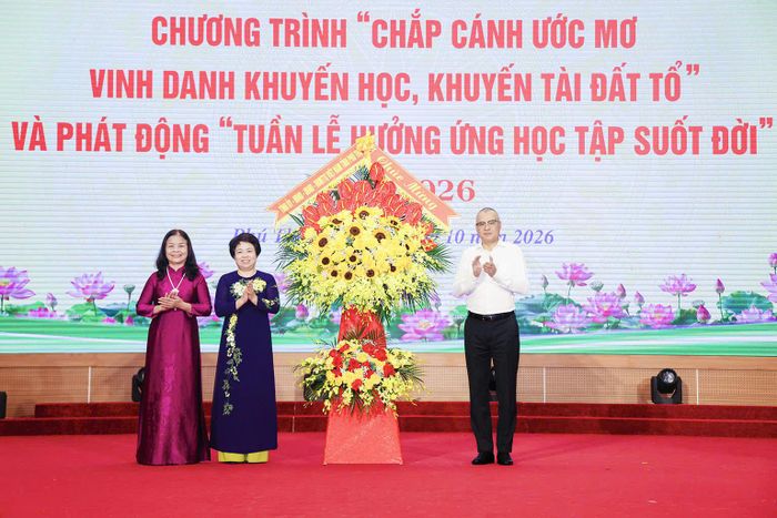 Bí thư Tỉnh ủy Phạm Đại Dương trao lẵng hoa chúc mừng Hội khuyến học tỉnh