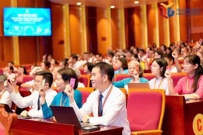 Các đại biểu biểu quyết bầu Ban Chấp hành Hội Nhà báo thành phố khóa IX. Ảnh: Đỗ Phương
