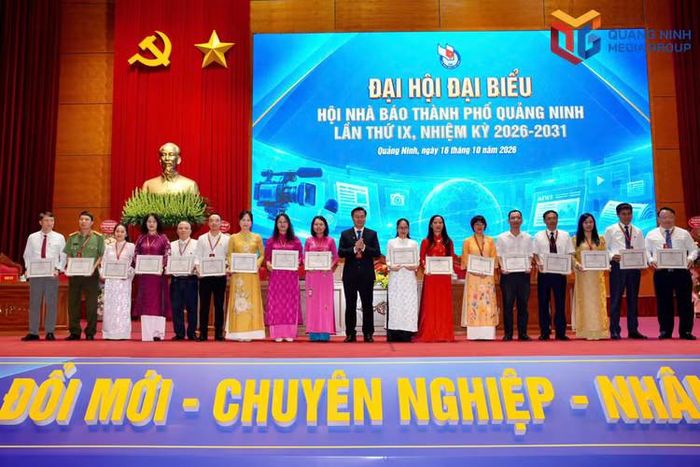 Các hội viên có thành tích tiêu biểu trong hoạt động báo chí và công tác Hội được biểu dương, khen thưởng. Ảnh: Đỗ Phương