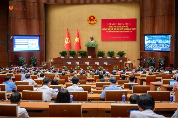 Phó Thủ tướng Phạm Thị Thanh Trà trình bày Chuyên đề 5 về “Kết luận số 105-KL/TW ngày 15/10/2026 của Ban Chấp hành Trung ương Đảng khóa XIV về thu hút và trọng dụng nhân tài trong các ngành, lĩnh vực mũi nhọn, phục vụ đất nước phát triển nhanh, bền vững”. Ảnh: Phạm Thắng