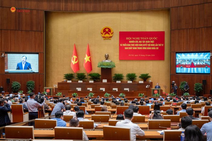 Phó Thủ tướng Thường trực Phạm Gia Túc trình bày Chuyên đề 6 về "Kết luận số 106-KL/TW ngày 15/10/2026 của Ban Chấp hành Trung ương Đảng khóa XIV về tình hình phát triển kinh tế - xã hội, thực hiện ngân sách nhà nước năm 2026 và kế hoạch năm 2027". Ảnh: Phạm Thắng