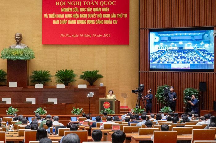 Phó Thủ tướng Phạm Thị Thanh Trà trình bày Chuyên đề 5 về “Kết luận số 105-KL/TW ngày 15/10/2026 của Ban Chấp hành Trung ương Đảng khóa XIV về thu hút và trọng dụng nhân tài trong các ngành, lĩnh vực mũi nhọn, phục vụ đất nước phát triển nhanh, bền vững”. Ảnh: Phạm Thắng