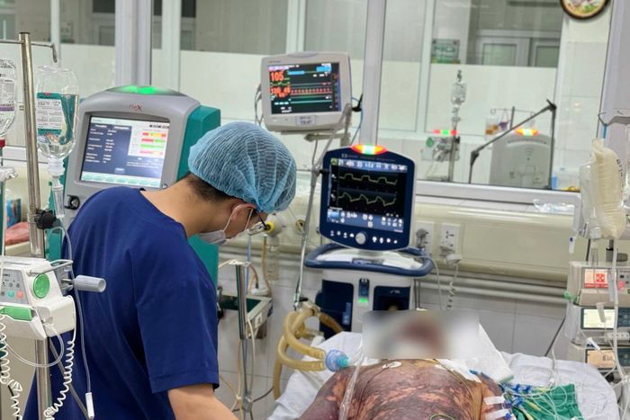 Bệnh nhân nhiễm liên cầu lợn đang được theo dõi, điều trị tại Khoa Cấp cứu, Bệnh viện Bệnh Nhiệt đới Trung ương. Ảnh: Đặng Thanh
