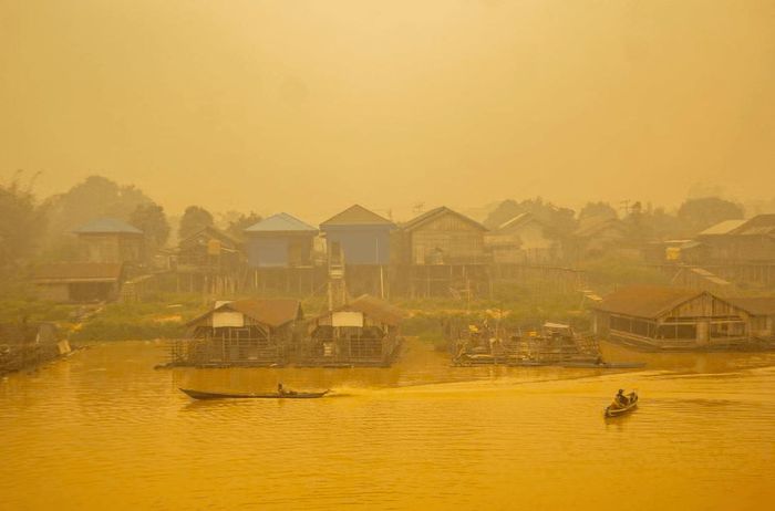 Khói dày đặc bao trùm sông Kahayan ở Palangkaraya, Trung Kalimantan, Indonesia. Ảnh: Gendes/EPA