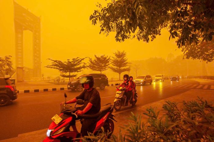 Lớp khói dày đặc do cháy rừng bao phủ Palangkaraya, tỉnh Kalimantan, Indonesia, ngày 14/10/2026. Ảnh: Gendes/EPA