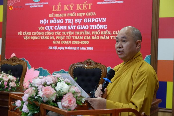 Thượng tọa Thích Đức Thiện, Phó Chủ tịch, Tổng Thư ký Hội đồng Trị sự Giáo hội Phật giáo Việt Nam phát biểu tại Hội nghị