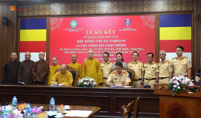 Thượng tọa Thích Đức Thiện, Phó Chủ tịch, Tổng Thư ký Hội đồng Trị sự Giáo hội Phật giáo Việt Nam và Đại tá Phạm Quang Huy, Phó Cục trưởng Cục Cảnh sát giao thông ký kết Chương trình phối hợp giai đoạn 2026 - 2030