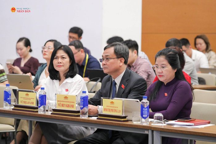 Các đại biểu dự buổi họp báo