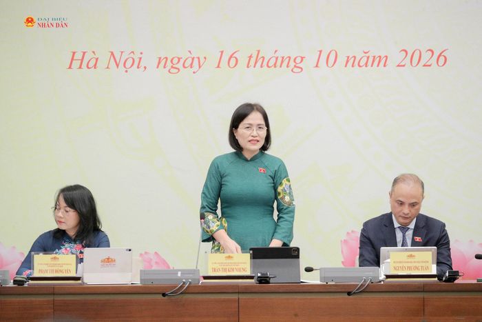 ĐBQH hoạt động chuyên trách tại Ủy ban Pháp luật và Tư pháp Trần Thị Kim Nhung phát biểu tại họp báo