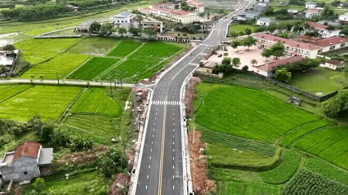 Công trình nâng cấp đường trục chính khu trung tâm xã Quảng Tân hoàn thành, đưa vào sử dụng đáp ứng nguyện vọng của nhân dân. Ảnh: Q.M.G