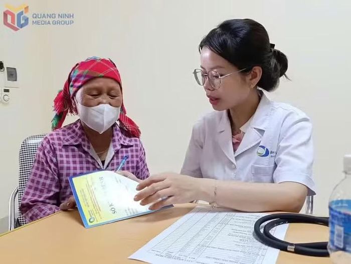 Bác sĩ Bệnh viện Bãi Cháy khám chuyên khoa, tư vấn sức khỏe cho đồng bào DTTS xã Kỳ Thượng. Ảnh: Minh Đức