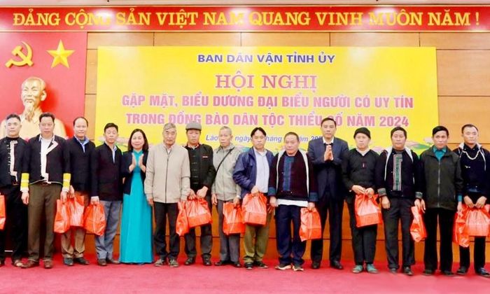 Lào Cai gặp mặt, biểu dương người có uy tín trong đồng bào DTTS tại hội nghị năm 2024. Ảnh: Thanh Huyền