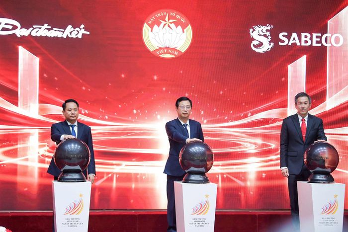 Các đại biểu bấm nút khởi động "Vinh danh người truyền lửa năm 2026". Ảnh: Lê Kiên