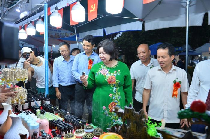 Chủ tịch Liên minh Hợp tác xã Việt Nam đi tham quan gian hàng tại Hội chợ. (Ảnh tư liệu)