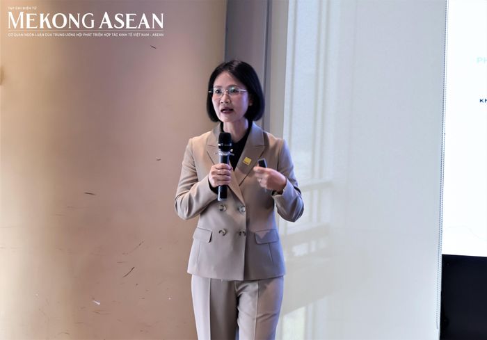  Bà Đỗ Thị Thu Hằng, Giám đốc Cấp cao, Bộ phận Nghiên cứu và Tư vấn Savills Hà Nội trình bày báo cáo tổng quan thị trường bất động sản Hà Nội quý 3/2026. Ảnh: Thu Thảo/Mekong ASEAN. 