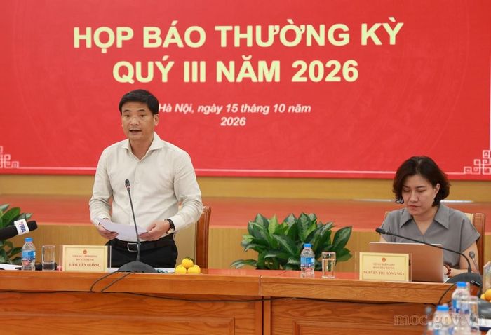 Chánh Văn phòng Bộ Xây dựng Lâm Văn Hoàng thông tin tại buổi họp báo. Ảnh: Bộ Xây dựng