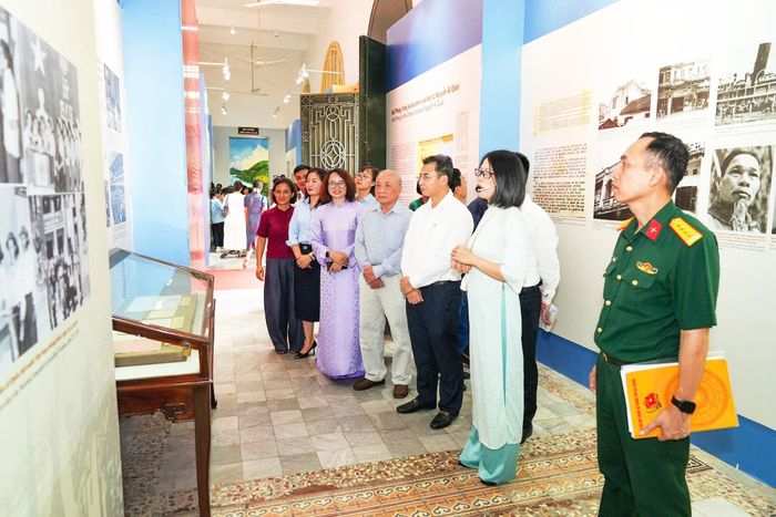 Các đại biểu tham quan trưng bày tại Bảo tàng Hải Phòng, sáng 16/10. Nguồn: Cổng TTĐT thành phố Hải Phòng.