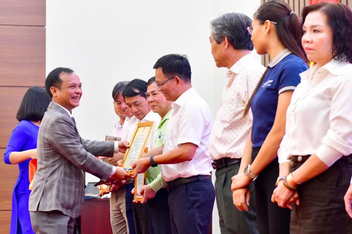 Phó Bí thư Thường trực Tỉnh ủy, Chủ tịch Uỷ ban MTTQ Việt Nam tỉnh Quảng Ngãi trao thư cảm ơn BSR cho Giám đốc NMLD Dung Quất Cao Tuấn Sĩ. Ảnh: BSR.