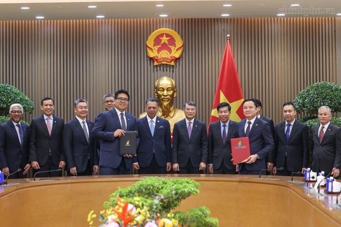Thủ tướng Lê Minh Hưng chứng kiến trao Thỏa thuận Liên minh Chiến lược (SAA) giữa PETRONAS và Petrovietnam. Ảnh: VGP