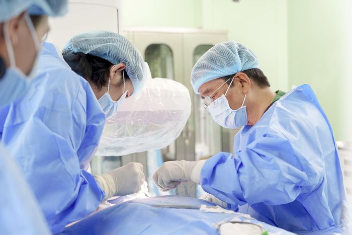 TS.BS Tạ Tiến Phước cùng ê-kíp Trung tâm Tim mạch & Đột quỵ Quốc tế - Bệnh viện Đa khoa Phương Đông cấy máy tạo nhịp 3 buồng cho người bệnh (Ảnh: BVCC)