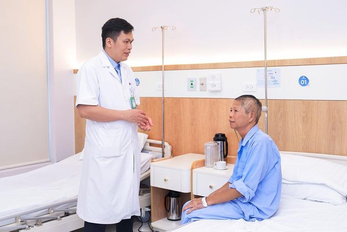 BS.CKI Ninh Công Vi - Phó Giám đốc Trung tâm Ung bướu, Xạ trị và Y học hạt nhân Quốc tế, Bệnh viện Đa khoa Phương Đông trực tiếp thăm khám và điều trị cho bệnh nhân (Ảnh: BVCC)