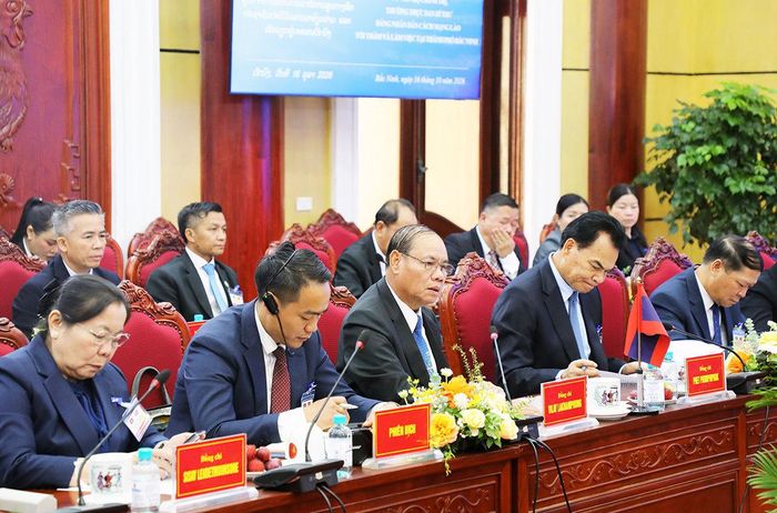 Đồng chí Vilay Lakhamphong (thứ 3 từ trái qua) phát biểu tại buổi làm việc