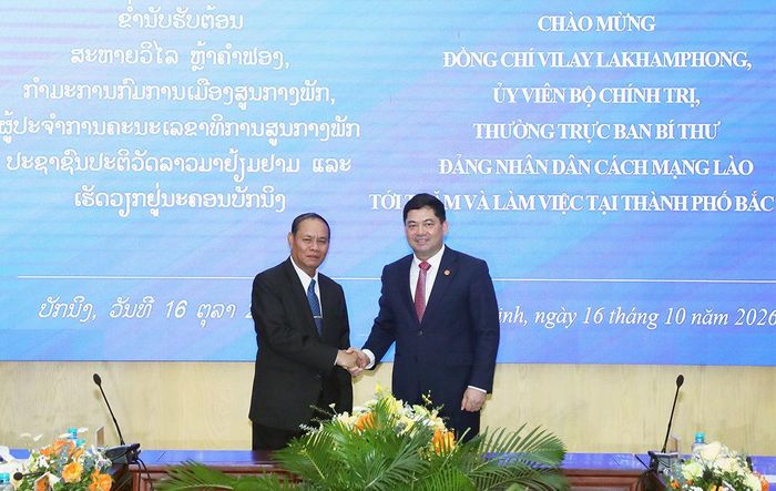 Đồng chí Vilay Lakhamphong, Ủy viên Bộ Chính trị, Thường trực Ban Bí thư Đảng Nhân dân Cách mạng Lào và đồng chí Nguyễn Hồng Thái, Bí thư Thành ủy Bắc Ninh
