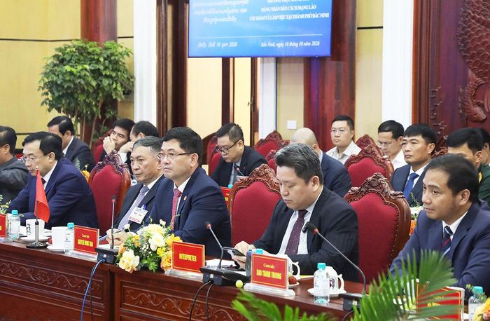 Đồng chí Nguyễn Hồng Thái, Bí thư Thành ủy Bắc Ninh (thứ 3 từ phải qua) phát biểu tại buổi làm việc