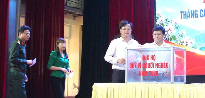 Đại biểu ủng hộ Quỹ Vì người nghèo tại lễ phát động.
