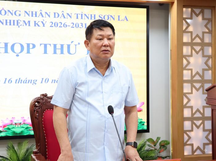 Đồng chí Lò Minh Hùng, Chủ tịch HĐND tỉnh Sơn La chủ trì phiên họp