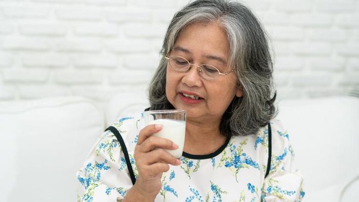 Người cao tuổi nên uống sữa với lượng phù hợp nhu cầu dinh dưỡng