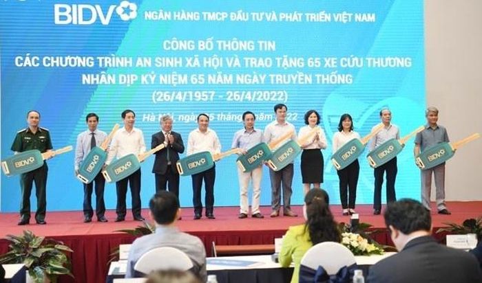 BIDV trao tặng 65 xe cứu thương cho các cơ sở y tế nhân dịp kỷ niệm 65 năm ngày truyền thống