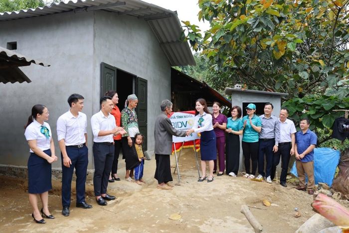 Đại diện BIDV trao tặng nhà mới cho gia đình ông Giàng Vảng Dinh xã Cát Thịnh tỉnh Yên Bái