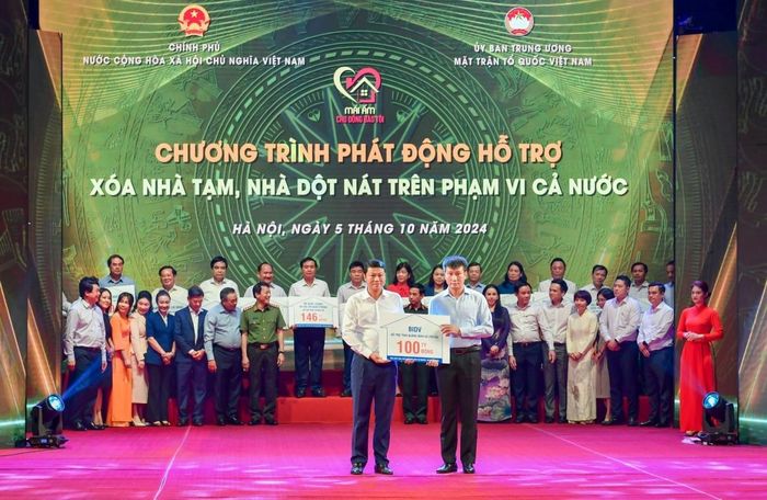 Đại diện BIDV trao tặng 100 tỷ đồng tại Chương trình phát động hỗ trợ xóa nhà tạm, nhà dột nát