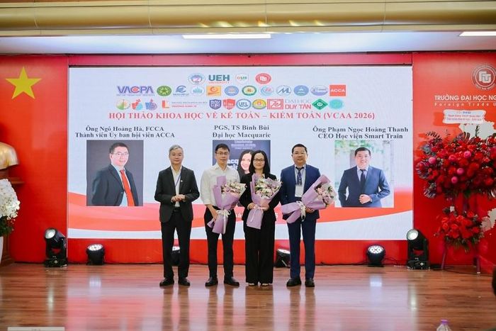 PGS. TS. Đào Ngọc Tiến, Phó Hiệu trưởng Trường Đại học Ngoại thương tặng hoa cho các diễn giả