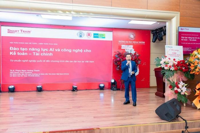 Ông Phạm Ngọc Hoàng Thanh, Giám đốc điều hành Học viện Smart Train phát biểu tại Hội thảo
