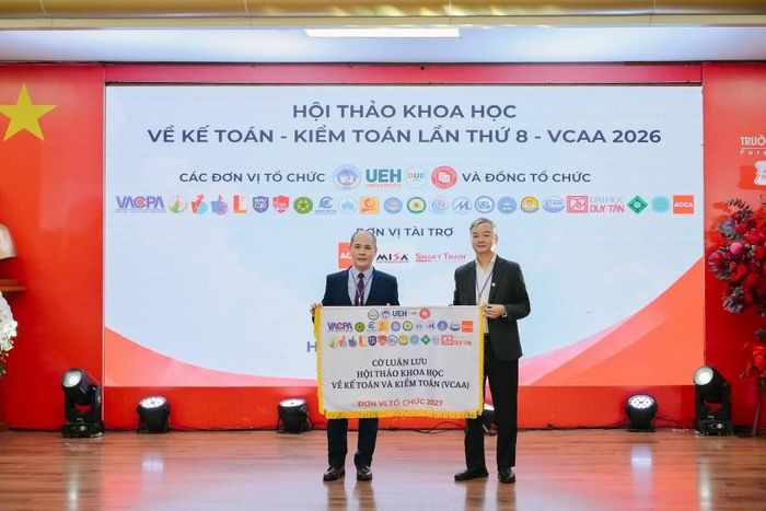 Nghi thức trao cờ luân lưu. Trao cờ VCAA 2026 cho đơn vị đăng cai Hội thảo VCAA 2027