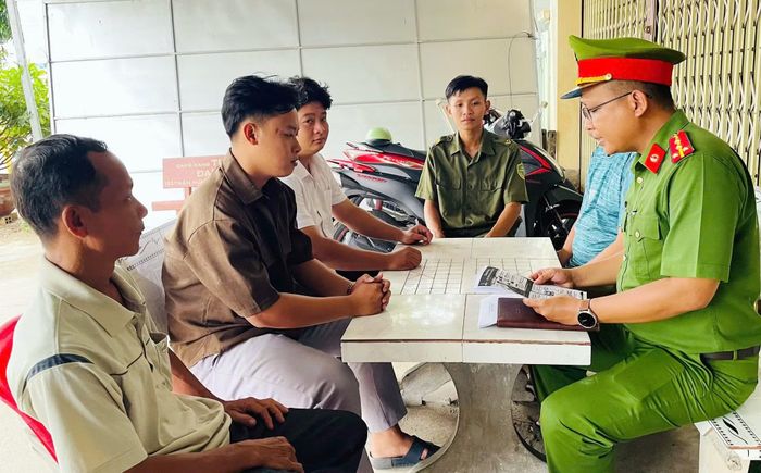 Công an xã Khánh Bình làm tốt công tác dân vận, tuyên truyền tác hại, hệ lụy của ma túy đến người dân.