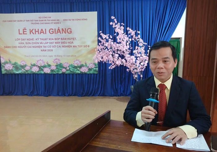 PGS.TS Bùi Văn Hưng, Hiệu trưởng Trường Cao đẳng Kỹ Nghệ II, phát biểu tại lễ khai giảng.