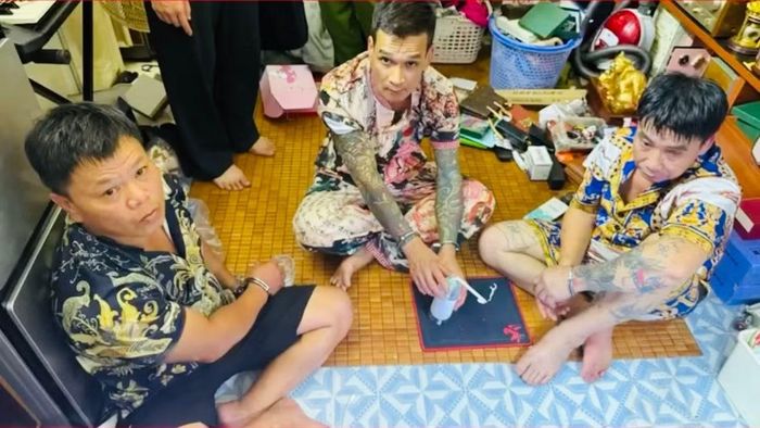 Các đối tượng bị phát hiện tại một điểm tổ chức sử dụng ma túy.