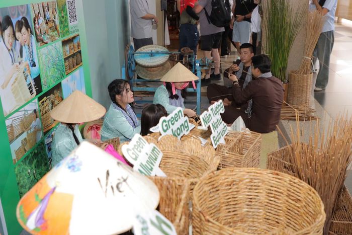 Sản phẩm tiêu dùng xanh từ nguồn nguyên liệu tái sinh.