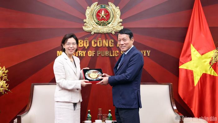 Bộ trưởng Lương Tam Quang tặng quà lưu niệm Đại sứ Lee Mi Yon.