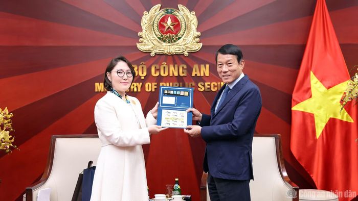  Đại sứ Ganbaatar Hulan tặng quà lưu niệm Bộ trưởng Lương Tam Quang. 